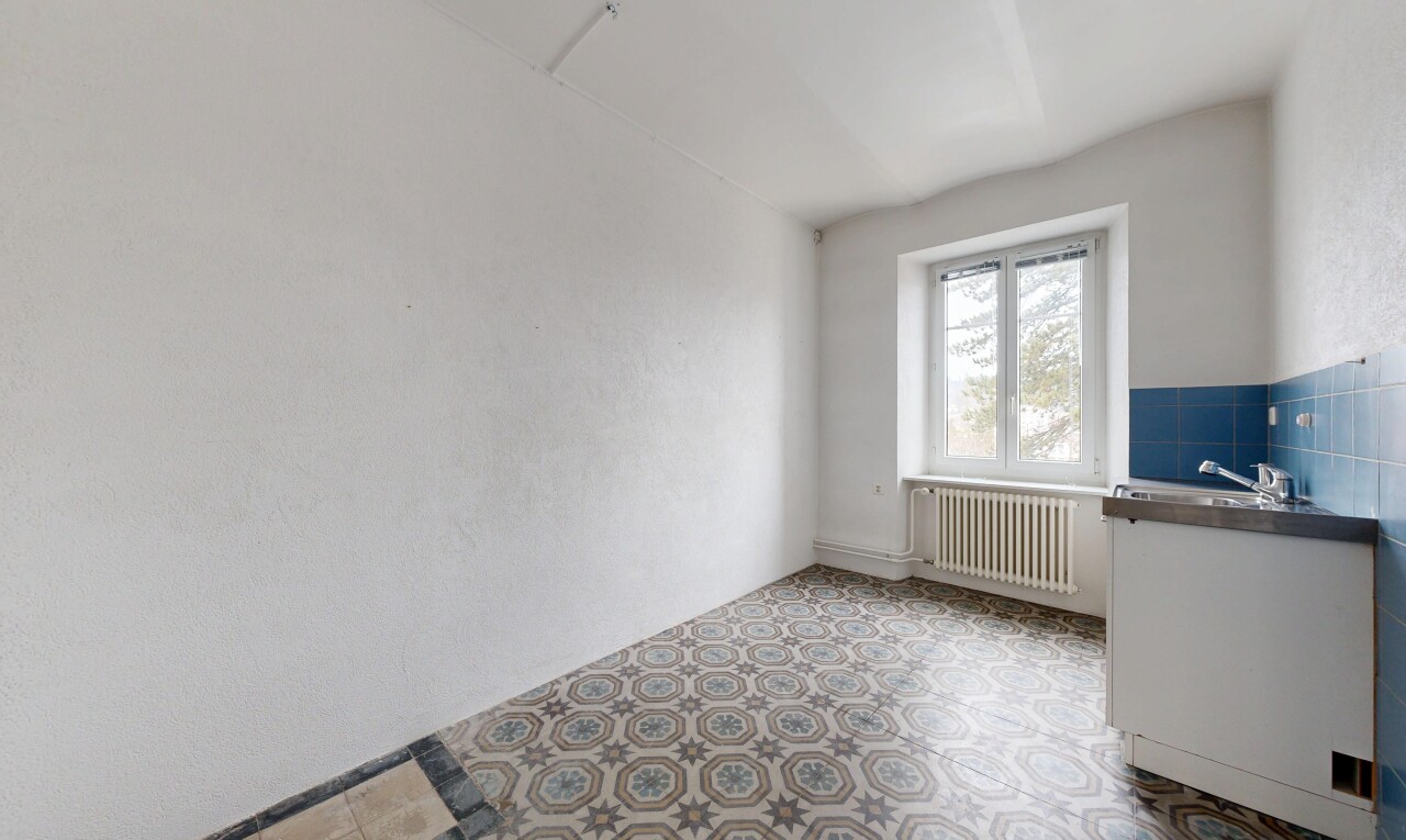pièce vide avec radiateur, lumière naturelle, natural light, inside property, et sol en vinyle