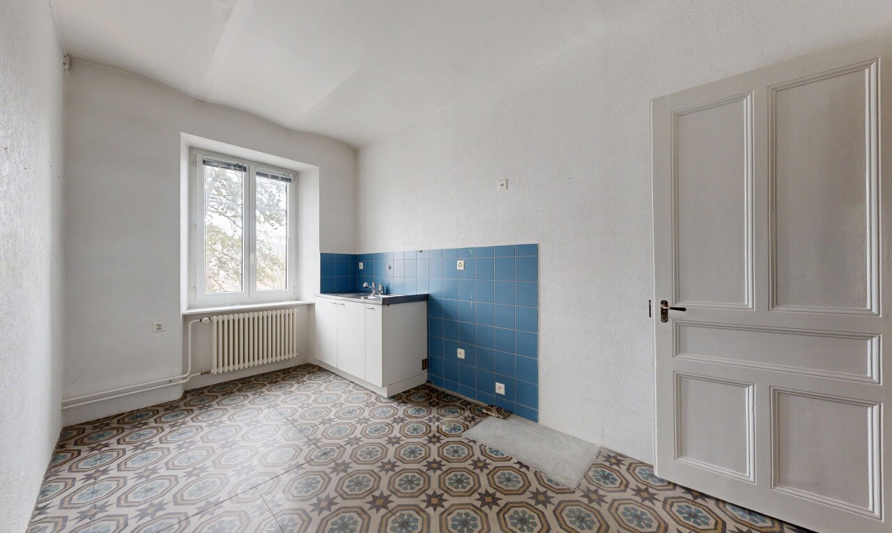pièce vide avec radiateur, inside property, lumière naturelle, natural light, et mur en carrelage