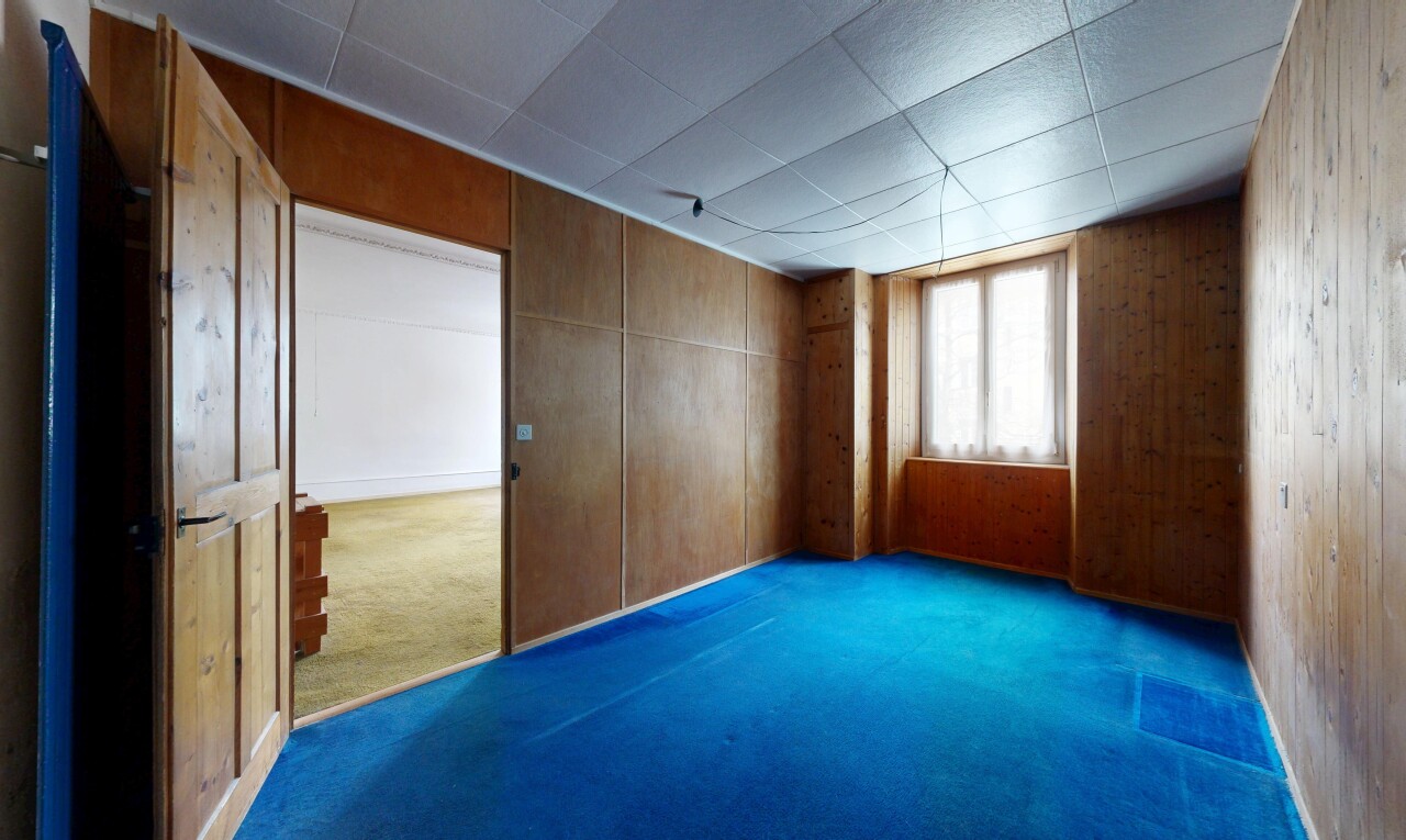pièce vide avec moquette, carpet, inside property, lumière naturelle, et natural light
