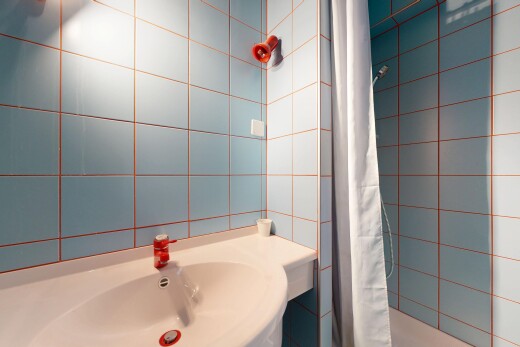 salle de bains avec douche, salle de bain complète, évier, et lavabo (ou coiffeuse selon le contexte)
