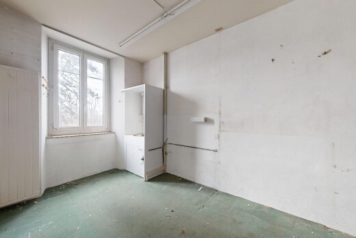 pièce vide avec lumière naturelle, natural light, cloison sèche, drywall, et inside property