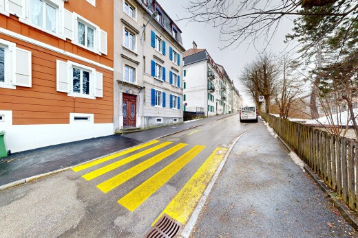 extérieur du bâtiment avec overcast et clôture