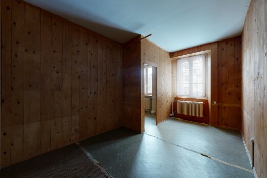 pièce vide avec radiateur, inside property, lumière naturelle, natural light, et mur en bois