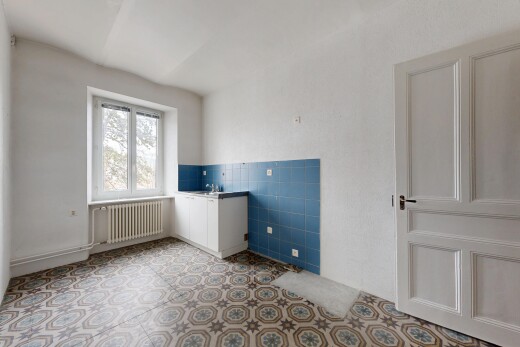 pièce vide avec radiateur, inside property, lumière naturelle, natural light, et mur en carrelage