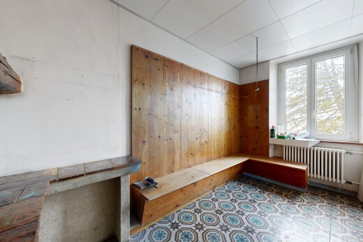 zimmer / schlafzimmer mit kühler, holzwand, wood wall, inside property, und vinylboden