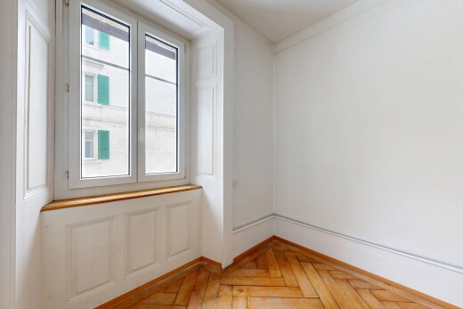 leerer raum mit parquet floor, holzfußboden, wood finish floor, inside property, und natürliches licht