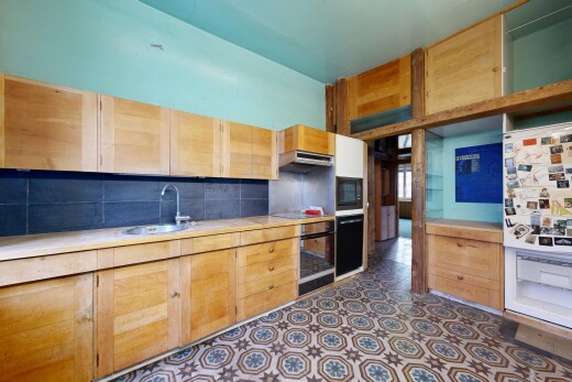 cuisine avec light countertops, wood edge countertops, armoires marron clair, light brown cabinets, et plans de travail en carrelage