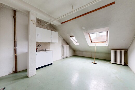 pièce vide avec radiateur, concrete floor, sol en béton, inside property, et light floor