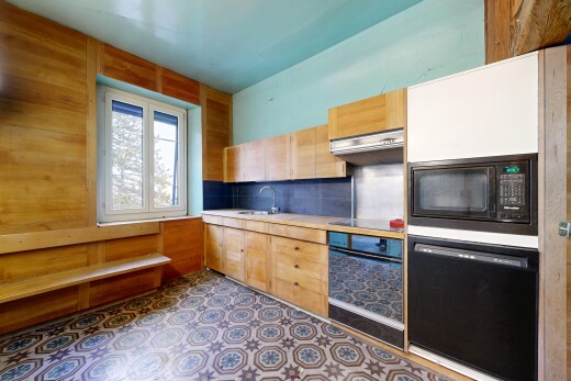 cuisine avec armoires marron clair, light brown cabinets, plans de travail, light countertops, et four