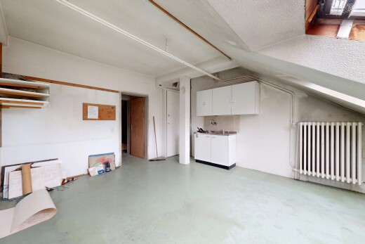 pièce vide avec radiateur, sol en béton, concrete floor, finished concrete floor, et inside property
