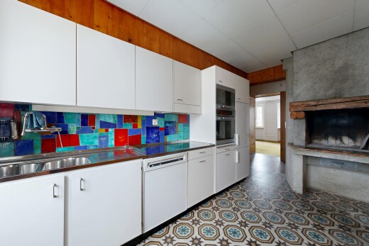 cuisine avec armoires blanches, white cabinets, lave-vaisselle, inside property, et four