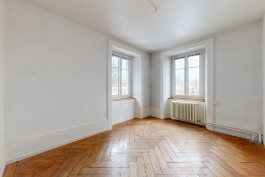 pièce vide avec parquet floor, sol en finition bois, wood finish floor, cloison sèche, et drywall