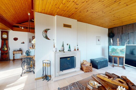 wohnzimmer mit lüftungsgitter, kamin, holzdecke, und fliesenboden