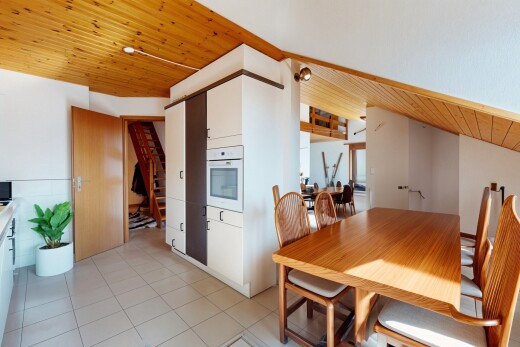 esszimmer mit wood ceiling, holzdecke, inside property, tile floor, und fliesenboden