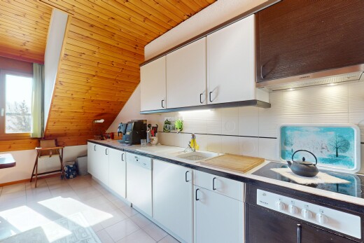 küche mit geschirrspülmaschine, holzdecke, weiße schränke, und waschbecken