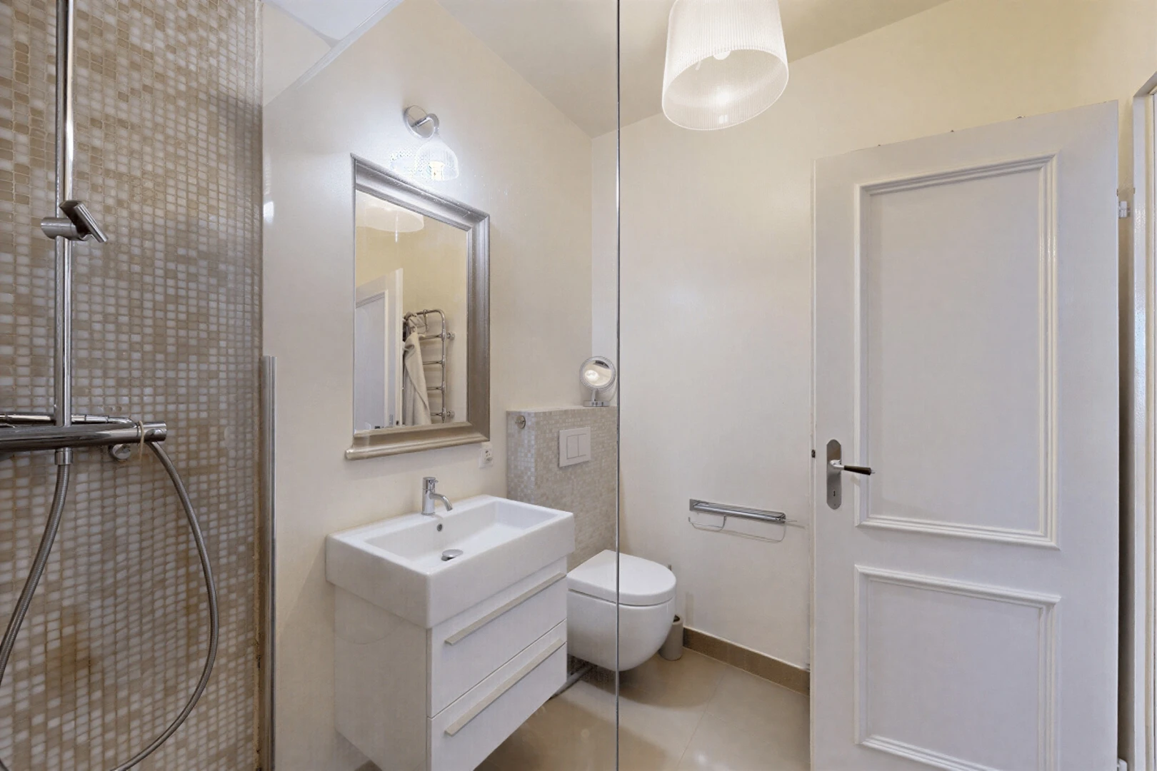salle de bains avec salle de bain complète, douche, miroir, lavabo (ou coiffeuse selon le contexte), et drywall