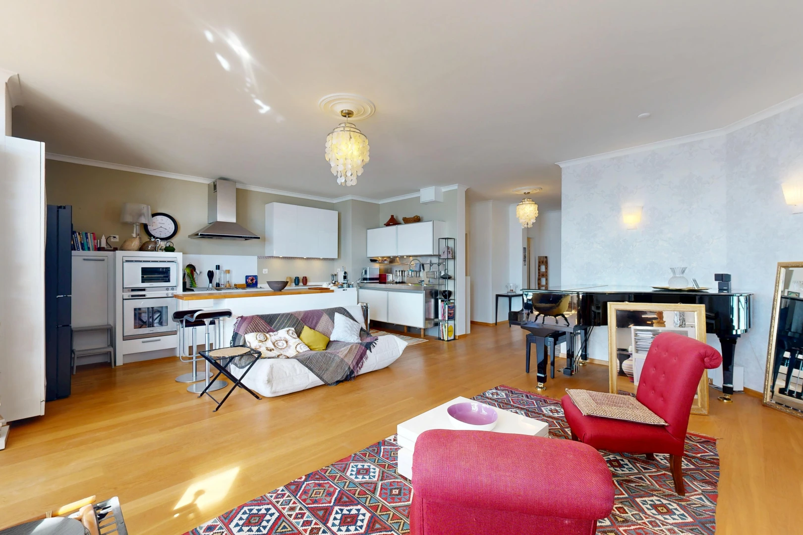 salon / salle à manger avec crown molding, moulures, light floor, wood finish floor, et sol en finition bois