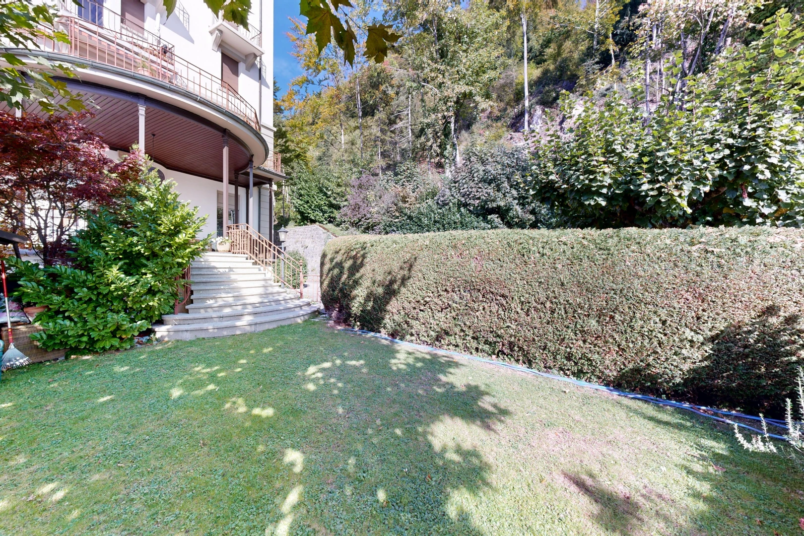 jardin avec pelouse, balcon, et day time