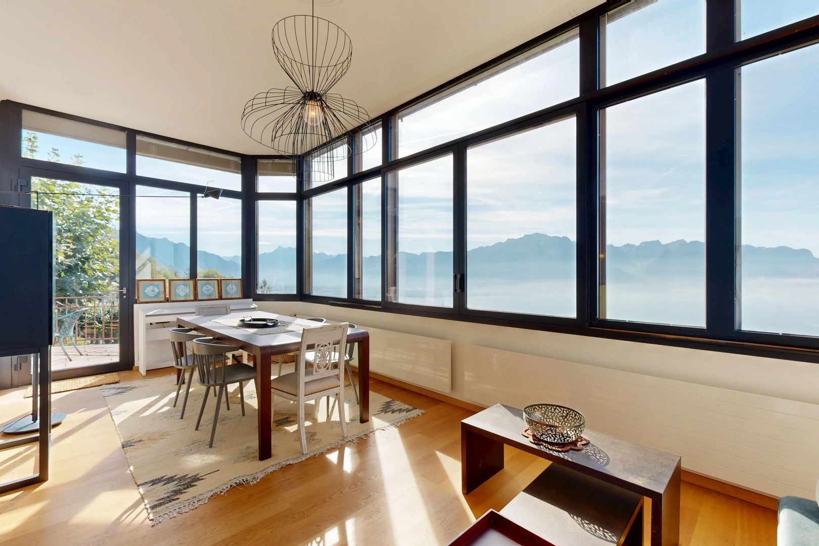 salle à manger avec vue sur la montagne, mountain view, accès à l'extérieur, day time, et sol en finition bois