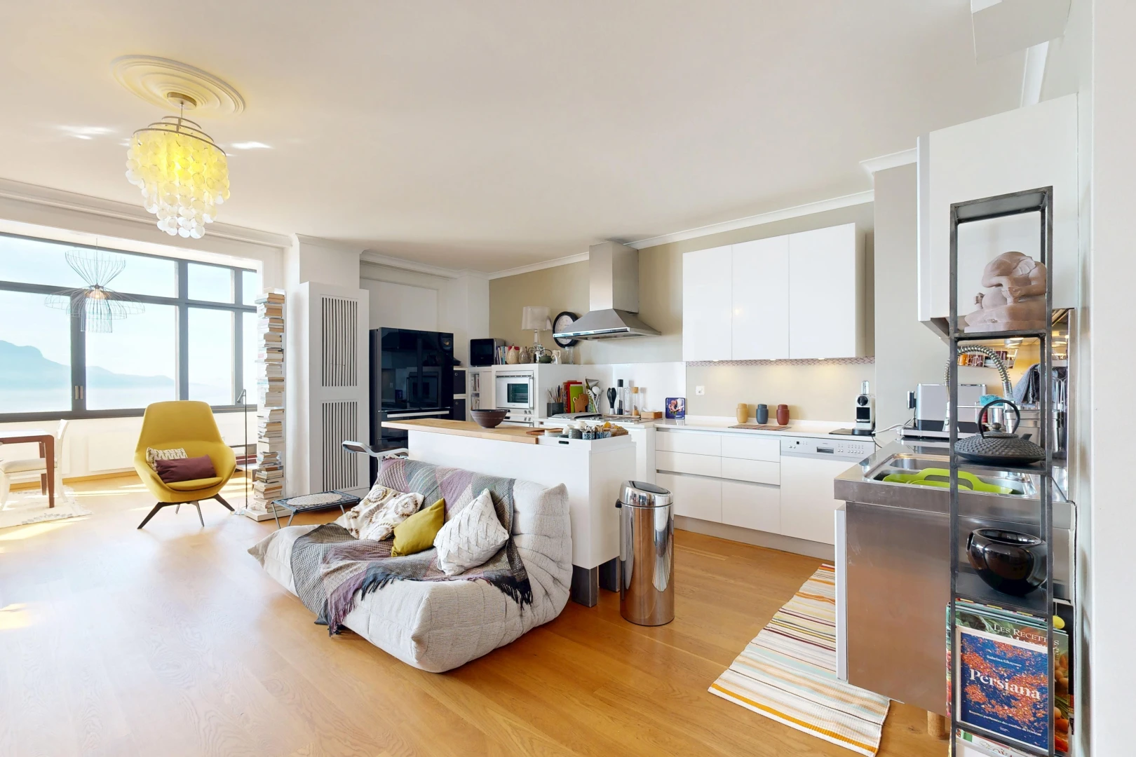 salon avec light floor, full kitchen, cuisine en forme de l, l shaped kitchen, et inside property