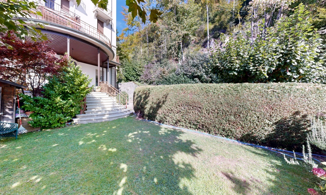 jardin avec pelouse, balcon, et day time