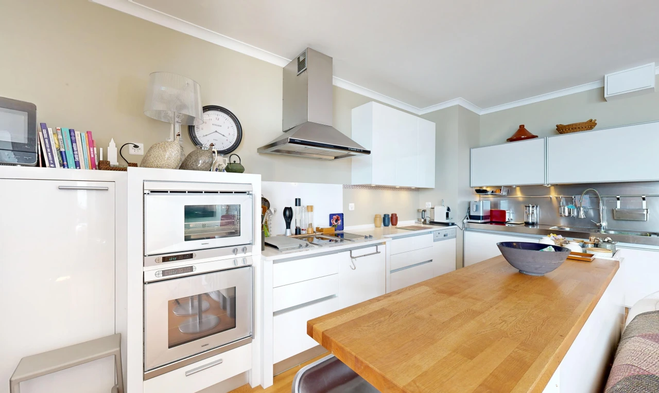 cuisine avec light countertops, plans de travail en bois de boucher, butcher block countertops, hotte, et four