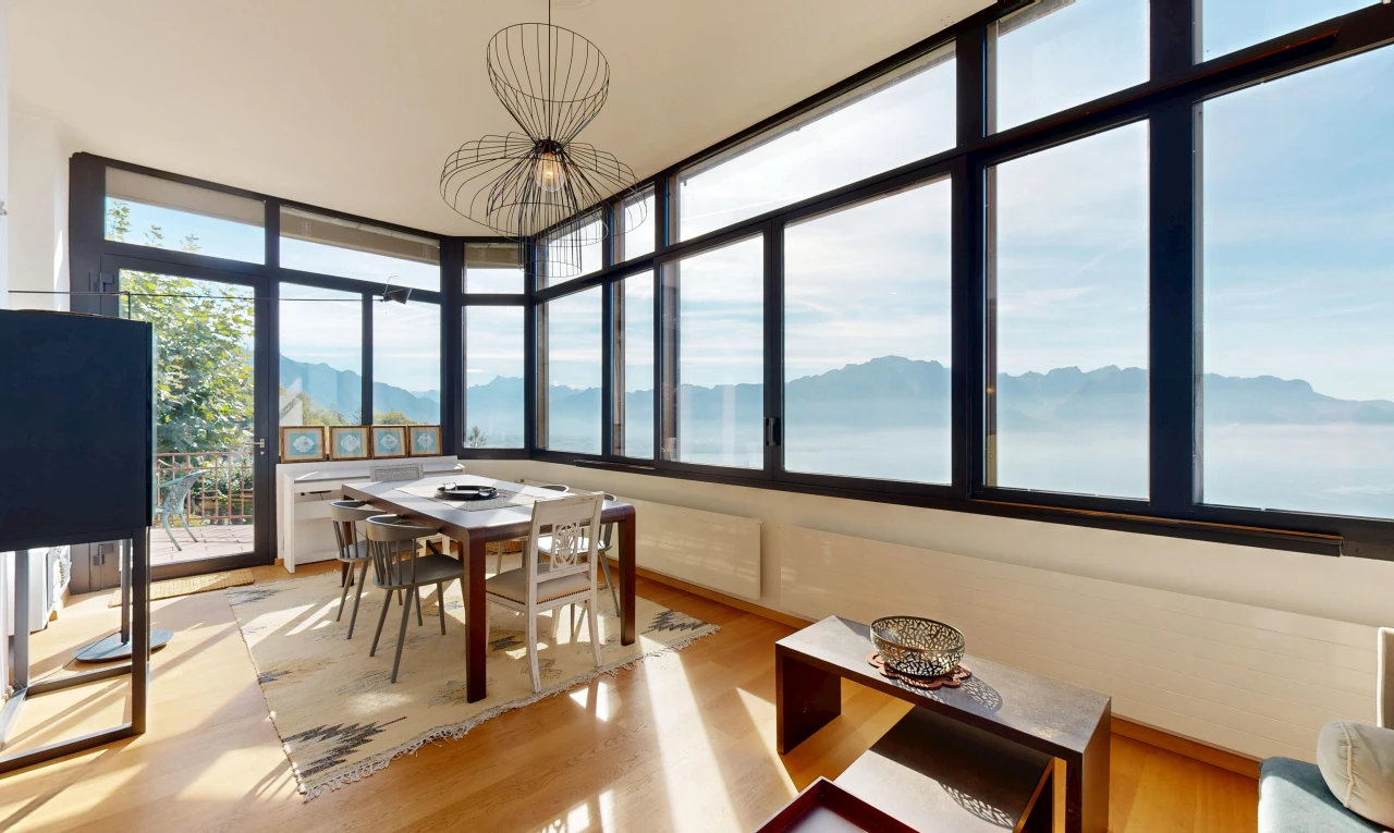 salle à manger avec vue sur la montagne, mountain view, accès à l'extérieur, day time, et sol en finition bois