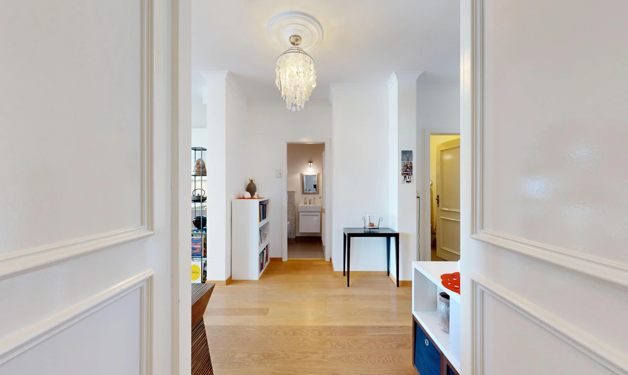 couloir avec sol en finition bois, wood finish floor, cloison sèche, drywall, et light floor