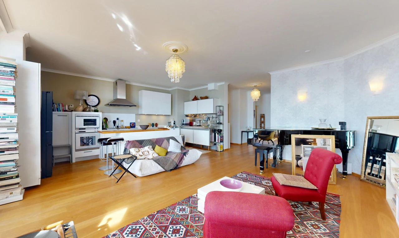 salon / salle à manger avec crown molding, moulures, light floor, wood finish floor, et sol en finition bois