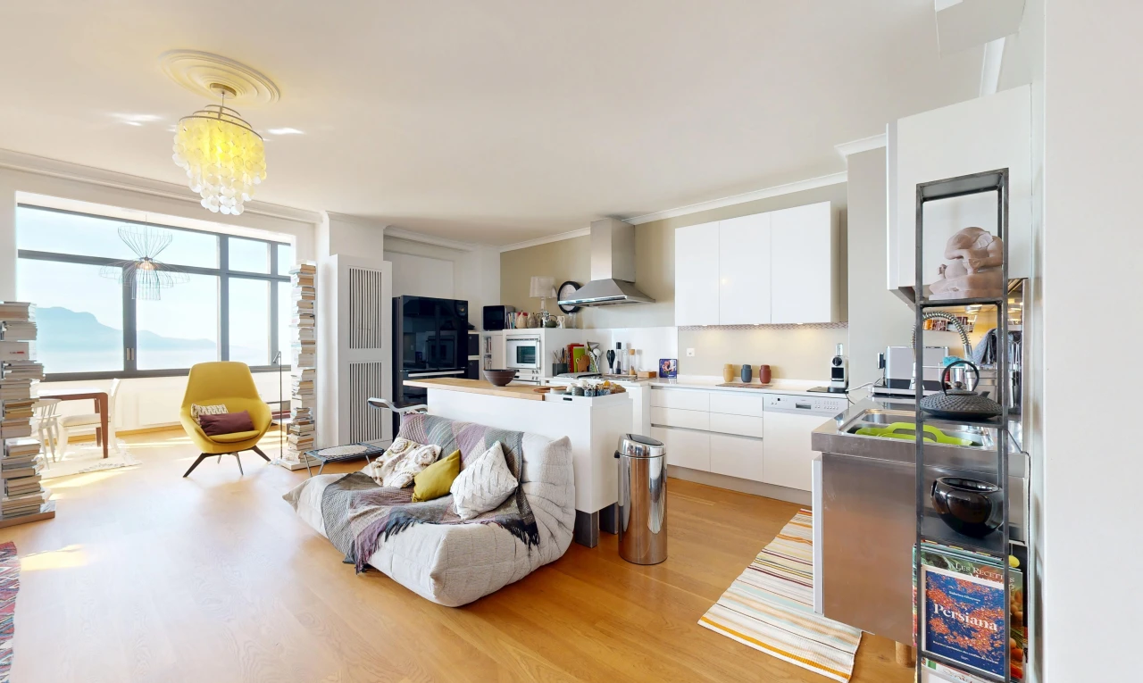 salon avec light floor, full kitchen, cuisine en forme de l, l shaped kitchen, et inside property