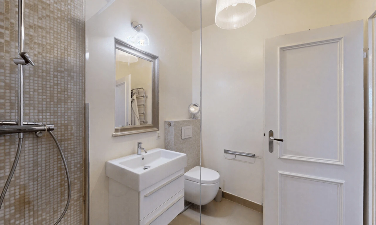 salle de bains avec salle de bain complète, douche, miroir, lavabo (ou coiffeuse selon le contexte), et drywall