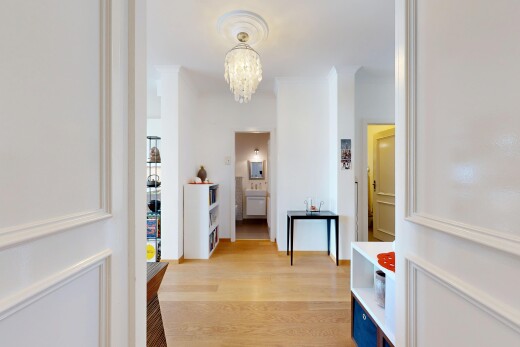 halle / korridor mit holzfußboden, wood finish floor, gipskartonwand, drywall, und light floor