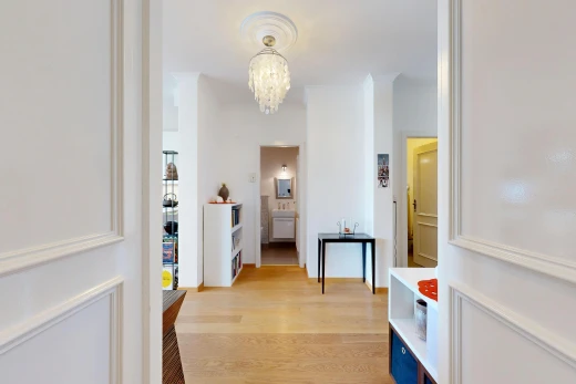 couloir avec sol en finition bois, wood finish floor, cloison sèche, drywall, et light floor