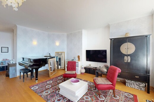 wohn- / esszimmer mit fernseher, holzfußboden, und wood finish floor