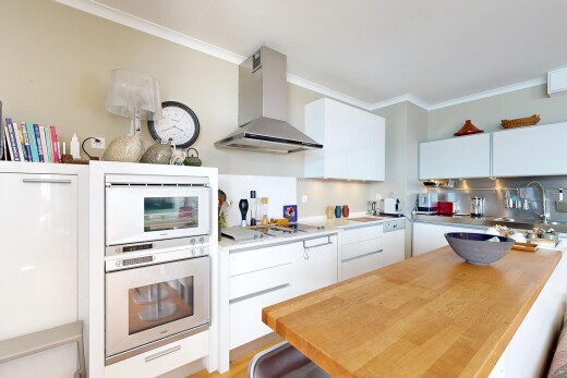 küche mit light countertops, arbeitsfläche, butcher block countertops, dunstabzugshaube, und ofen