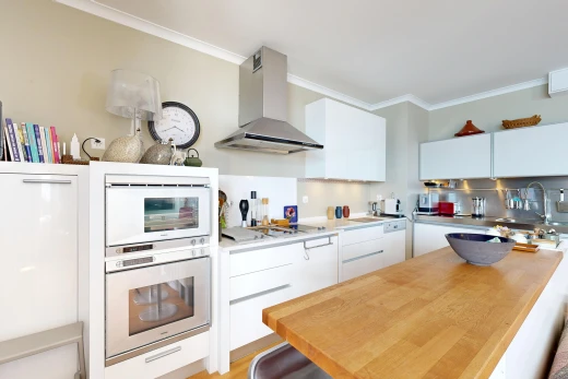 cuisine avec light countertops, plans de travail en bois de boucher, butcher block countertops, hotte, et four