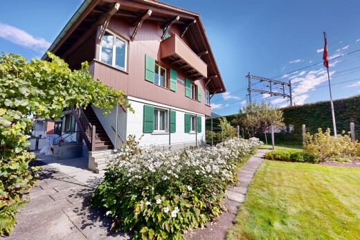 außenansicht mit vertikale verkleidung, property visible, day time, rasen, und treppen