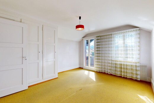 leerer raum mit teppich, carpet, dachschräge, vaulted ceiling, und gipskartonwand