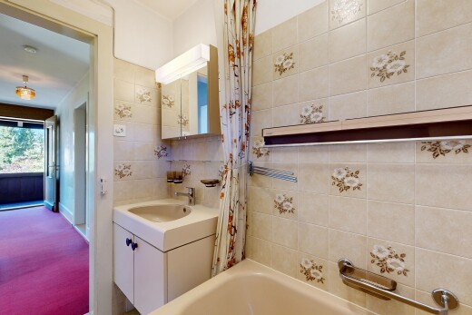 bad mit inside property, spiegel, schminktisch, komplettes badezimmer, und natürliches licht