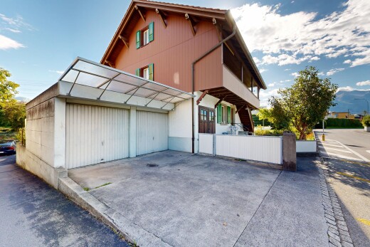 außenansicht mit vertikale verkleidung, day time, property visible, und zaun