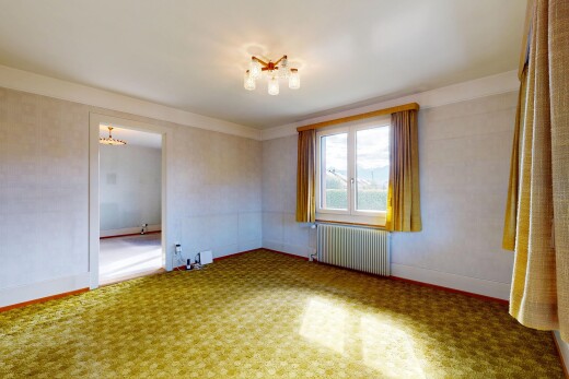 leerer raum mit kühler, natürliches licht, natural light, sockelleisten, und baseboards wall