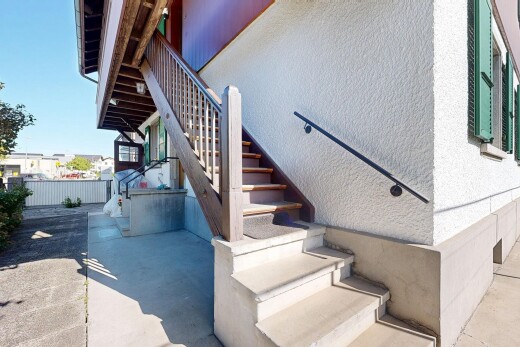 treppe mit property visible und day time