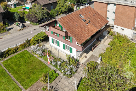 außenansicht mit zaun und property visible