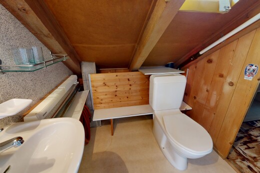 bad mit waschbecken und toilette