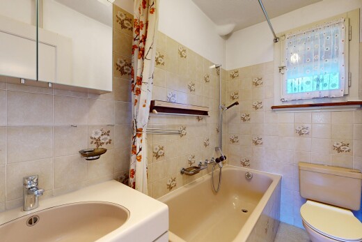 bad mit fliesenwand, tile wall, inside property, kombiniertes bad / dusche, und komplettes badezimmer