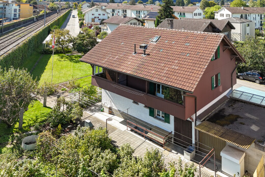 außenansicht mit drone view, ziegeldach, balkon, power lines view, und residential view