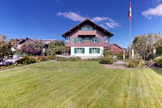 außenansicht mit rasen, property visible, day time, und balkon
