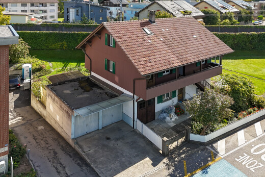 außenansicht mit drone view, zaun, ziegeldach, balkon, und treppen