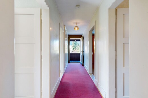 halle / korridor mit inside property, natürliches licht, natural light, teppich, und carpet