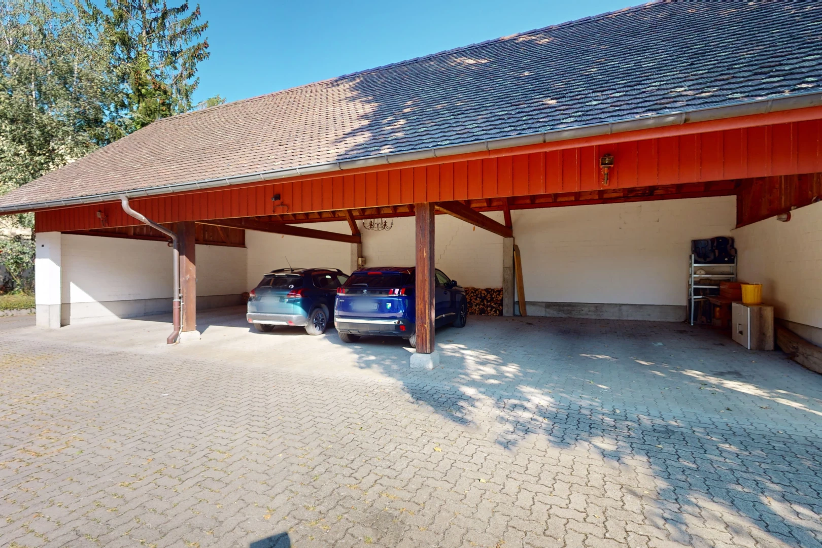 espace extérieur avec abri de voiture détaché